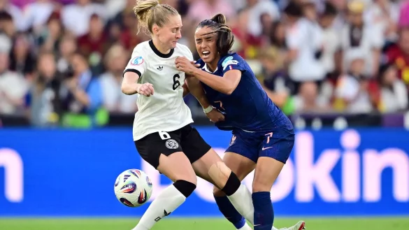 Ging vorbildlich voran: Kapit&auml;nin Janina Minge. - &copy; Sebastian Christoph Gollnow/dpa