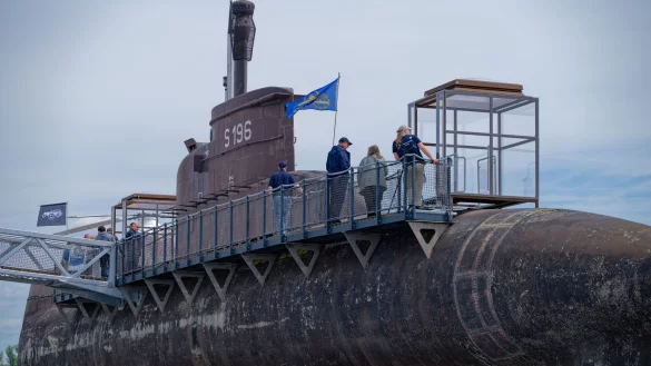 Besucher gehen über einen Steg am Marine U-Boot U17 entlang. - © Uwe Anspach/dpa