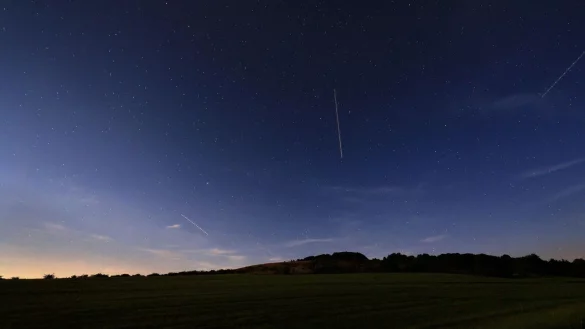 Komet fliegt Richtung Erde durch das All. (Archivbild) - &copy; Karl-Josef Hildenbrand/dpa