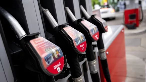 Die Preise f&uuml;r Diesel und Superbenzin haben sich in den vergangenen Jahren immer wieder angen&auml;hert. (Archivbild) - &copy; Sven Hoppe/dpa