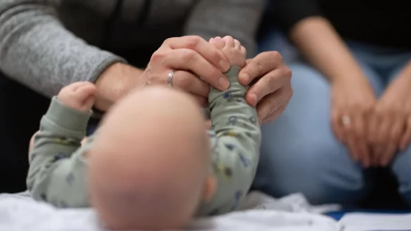 Eine RSV-Infektion ist bei Säuglingen und Kindern in Deutschland die häufigste Ursache von Erkrankungen der unteren Atemwege. (Symbolbild) - © Marijan Murat/dpa