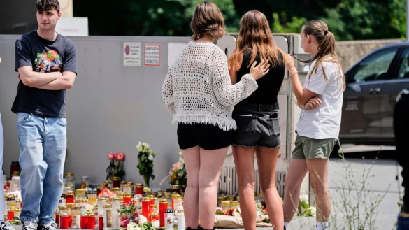 Neun Jugendliche und eine Lehrerin wurden erschossen. Der Täter beging Suizid. - © Darko Bandic/AP/dpa