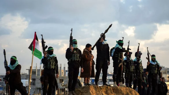 Die Hamas hat laut Israel mit der Übergabe einer nicht identifizierten Leiche gegen die Waffenruhe-Vereinbarung verstoßen. - © Abdel Kareem Hana/AP/dpa