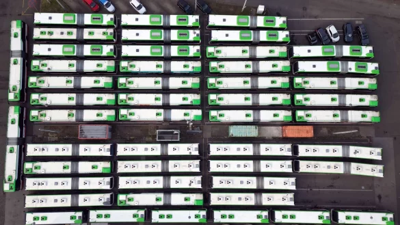 Schwerpunkt der Verdi-Warnstreiks in NRW ist am Freitag der Nahverkehr im mittleren Ruhrgebiet. (Archivbild) - © Federico Gambarini/dpa