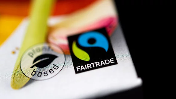 Wenn dieses Siegel auf einer Verpackung ist, soll der Inhalt fair produziert und gehandelt sein - so das Versprechen des Vereins Fairtrade. - © Sina Schuldt/dpa