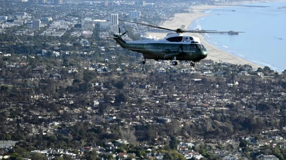 Nach dem Überflug über die Brandgebiete zeigte sich Trump schockiert. - © Mandel Ngan/Pool AFP/AP/dpa