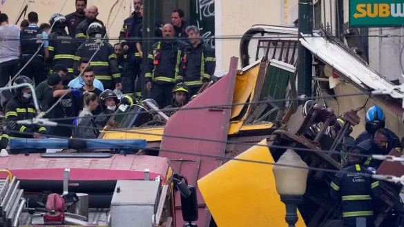 Sirenen heulten nach dem Unfall pausenlos. - © Armando Franca/AP/dpa