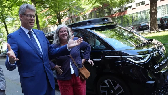 Schnieder und Alexander unterzeichnen Absichtserklärung zur Schaffung einer direkten Schienenverbindung zwischen Deutschland und Großbritannien. - © Marcus Brandt/dpa