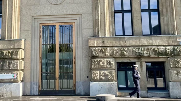 Ein Polizist geht an der Staatskanzlei entlang (Archivfoto) - © Oliver Auster/dpa