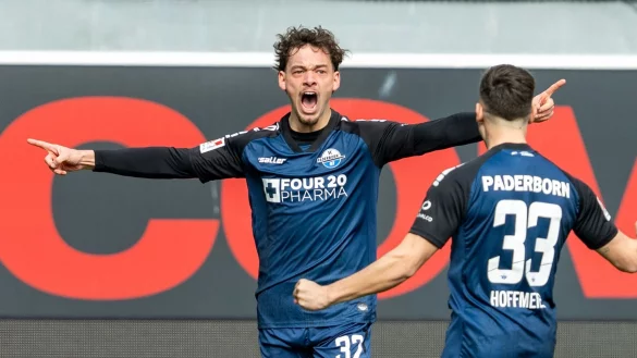 Paderborns Aaron Zehnter (l) bejubelt sein 1:0. - © David Inderlied/dpa