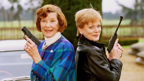 Lois Maxwell (l) und Samantha Bond haben beide &laquo;Miss Moneypenny&raquo; gespielt. (Archivbild) - &copy; Richard Chambury/Globe Photos via ZUMA Wire/dpa