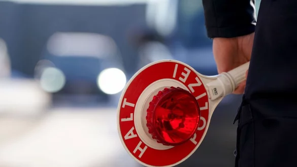 F&uuml;r einen jungen Fahranf&auml;nger im Kreis Soest hie&szlig; es nach einer zu schnellen Fahrt: Halt. (Symbolbild) - &copy; Marcus Brandt/dpa