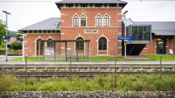 Der Bahnhof Friedland im Landkreis Göttingen: Hier starb am 11. August eine 16-Jährige. - © Moritz Frankenberg/dpa