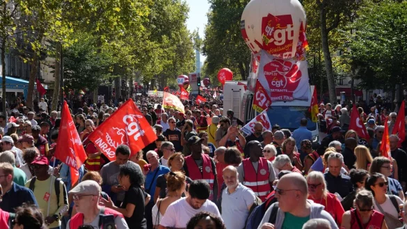 In zahlreichen St&auml;dten Frankreichs haben Menschen protestiert. - &copy; Aurelien Morissard/AP/dpa