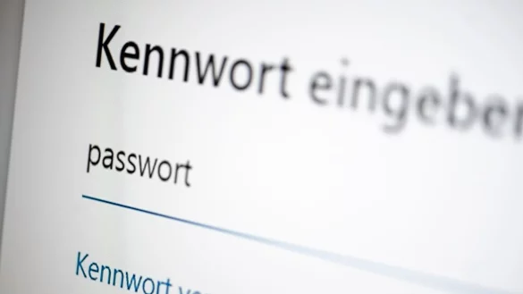 Ein starkes Passwort reicht nicht mehr aus, um einen Online-Account ausreichend abzusichern. (Symbolbild) - © Fabian Sommer/dpa