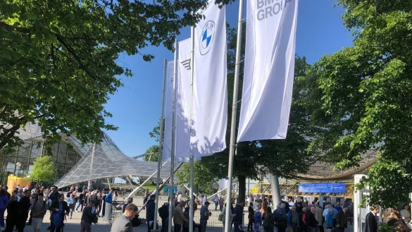 Aktionäre auf dem Weg zur BMW-Hauptversammlung, die zum ersten Mal seit fünf Jahren wieder in Präsenz stattfindet. - © Christof Rührmair/dpa