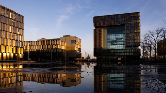 Der Industriekonzern Thyssenkrupp kämpft weiter mit der Konjunkturschwäche, ist insgesamt nach eigener Darstellung aber «gut» ins neue Geschäftsjahr gestartet. (Archivbild) - © Rolf Vennenbernd/dpa