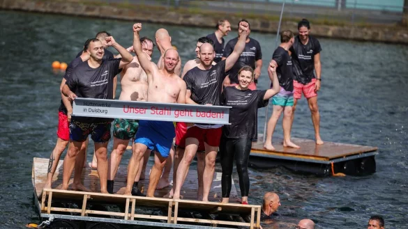 Demo mit Spa&szlig;faktor: Arcelormittal-Besch&auml;ftigte in Duisburg fordern den Erhalt ihrer Arbeitpl&auml;tze mit einer ungew&ouml;hnlichen Aktion. - &copy; Christoph Reichwein/dpa