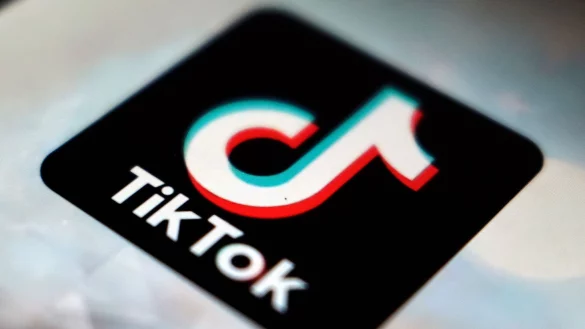 Tiktok räumt Eltern zusätzliche Möglichkeiten ein, die Nutzung der Video-App durch ihre Kinder individuell einzuschränken. (Foto: Archiv/Illustration) - © Kiichiro Sato/AP/dpa