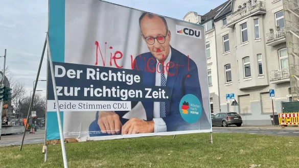Ein beschmiertes Wahlplakat in D&uuml;sseldorf. - &copy; Oliver Auster/dpa