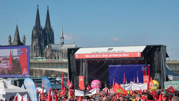 Demo für sichere Arbeitsplätze in der Industrie: Viele Tausend Menschen sind in Köln auf die Straßen gegangen. - © Thomas Banneyer/dpa