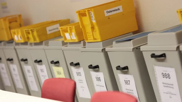 Die nordrhein-westf&auml;lische Landeswahlleiterin Monika Wi&szlig;mann r&auml;t Briefw&auml;hlern, den Brief mit dem ausgef&uuml;llten Stimmzettel sp&auml;testens am kommenden Mittwoch in einen Briefkasten der Post zu werfen. - &copy; Matthias Bein/dpa