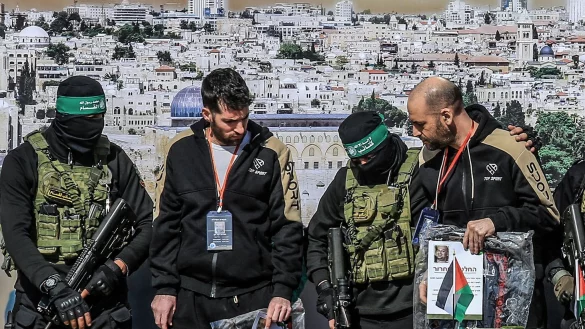 Auf der Bühne vorgeführt: die Geiseln unmittelbar vor ihrer Freilassung. - © Abed Rahim Khatib/dpa