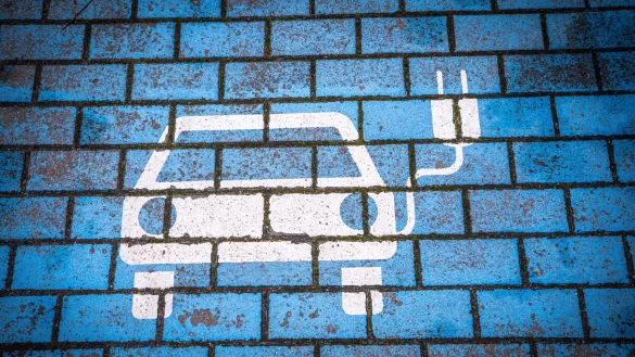 Dieser Parkplatz für ein Elektroauto, das seinen Akku auflädt, ist leer. (Symbolbild) - © Jens Büttner/dpa