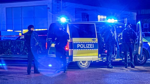 Die Polizei war auch mit Spezialkräften im Einsatz bei der Maschinenbaufirma in Bad Friedrichshall. - © Fabian Koss/onw-images/dpa