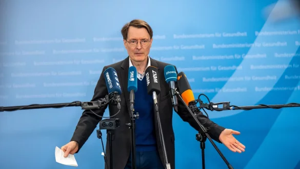 Von der elektronischen Patientenakte erhofft sich der scheidende Gesundheitsminister Karl Lauterbach (SPD) große Verbesserungen. - © Michael Kappeler/dpa