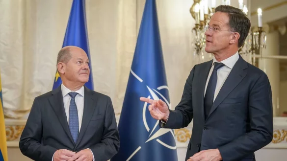 Scholz und Rutte in Helsinki. - © Kay Nietfeld/dpa