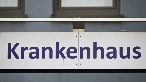 Immer öfter kommt es in Einrichtungen des Gesundheitswesens zu Gewalt und Pöbeleien gegen Beschäftigte (Foto-Illustration) - © Arne Dedert/dpa