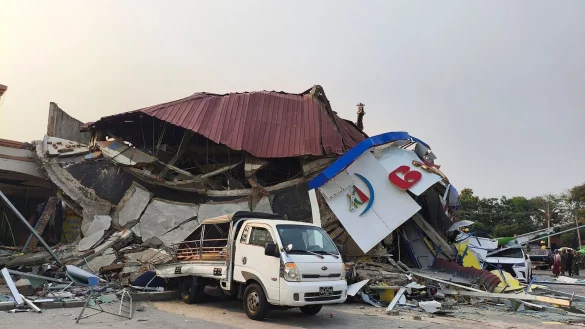 In Myanmar sind viele Gebäude schwer beschädigt worden. - © Uncredited/The Myanmar Military True News Information Team/AP/dpa