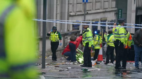 In Liverpool sind etliche Polizei- und Rettungskräfte im Einsatz. - © Owen Humphreys/PA/AP/dpa
