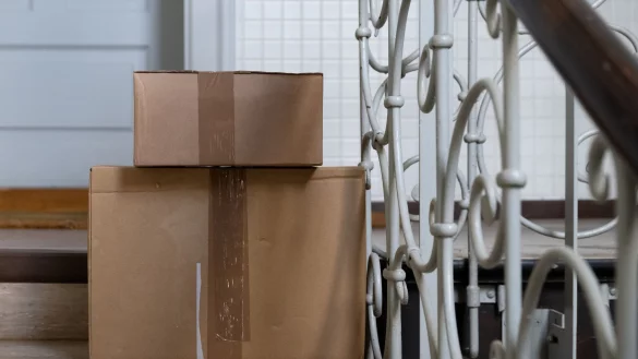 Das EU-Parlament will Anreize schaffen, Billig-Pakete nicht mehr einzeln, sondern gebündelt in die EU zu schicken. (Archivbild) - © Sven Hoppe/dpa