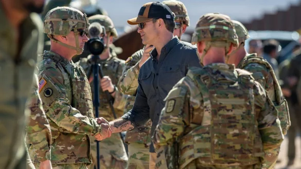 US-Verteidigungsminister Hegseth soll die Anordnung von Präsident Trump umsetzen. (Archivbild) - © Andres Leighton/AP/dpa