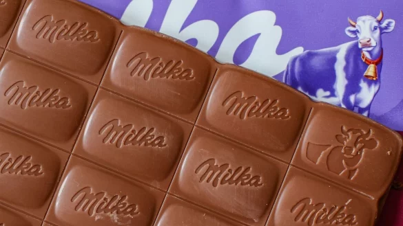 Verbraucherschützer klagen gegen die kleinere Packung von Milka-Schokolade. (Archivbild) - © Jan Woitas/dpa