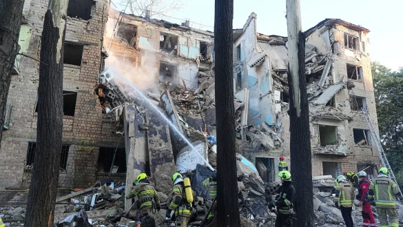 Bei nächtlichen Angriffen auf Kiew und Umgebung wurden nach offiziellen Angaben mindestens sechs Menschen getötet. - © Efrem Lukatsky/AP/dpa