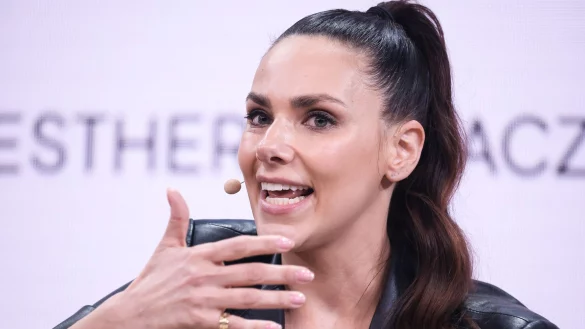 Moderatorin Esther Sedlaczek übergibt die «Maus-Show» zeitweilig an Florian Silbereisen. (Archivbild) - © Christian Charisius/dpa