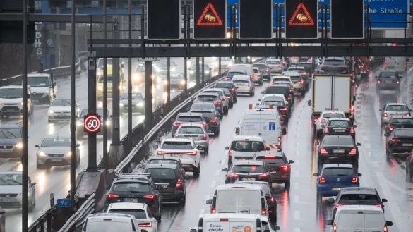 2024 waren die Menschen in Deutschland wieder mehr mit dem Auto unterwegs. (Archivbild). - &copy; Sebastian Christoph Gollnow/dpa