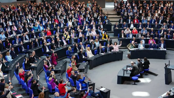 Volles Haus bei der ersten Sitzung des neuen Bundestages. - © Kay Nietfeld/dpa