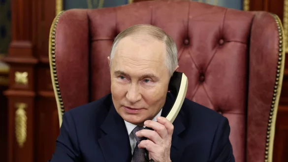 Kremlchef Putin telefoniert noch gern mit einem Schnurtelefon, f&uuml;r Russen mit Smartphone soll es aber neue Services unter staatlicher Aufsicht geben. (Archivbild) - &copy; Alexander Kazakov/Sputnik/Kremlin Pool/AP/dpa