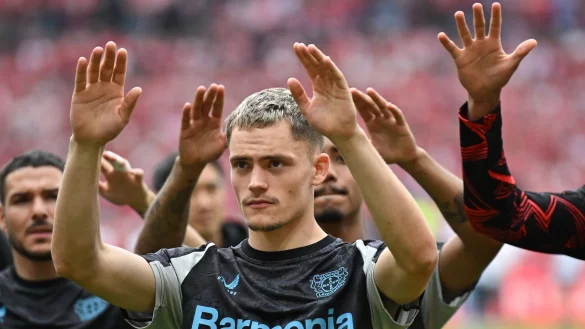 Bayer Leverkusen hat im Wechsel-Poker um Florian Wirtz laut Sportchef Simon Rolfes keinen Druck. - © Arne Dedert/dpa