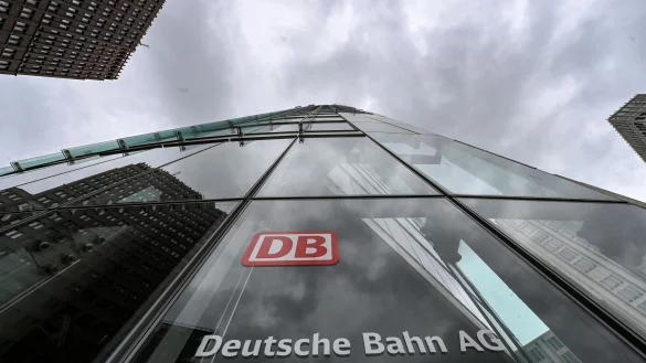 Im ersten Halbjahr 2025 hat die Bahn Verluste im dreistelligen Millionenbereich eingefahren. (Archivbild) - © Jens Kalaene/dpa