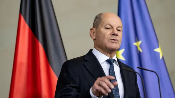 Scholz bleibt bei der Ukraine-Hilfe hart. Er hat nun Union, FDP und Grüne gegen sich. - © Fabian Sommer/dpa