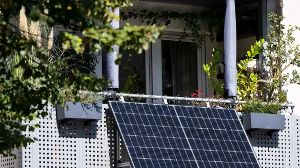 Der Sonnenstromverband BSW Solar erwartet in diesem Jahr weiteres rasantes Wachstum bei kleinen Balkonsolaranlagen. (Foto: Illustration) - © Sven Hoppe/dpa