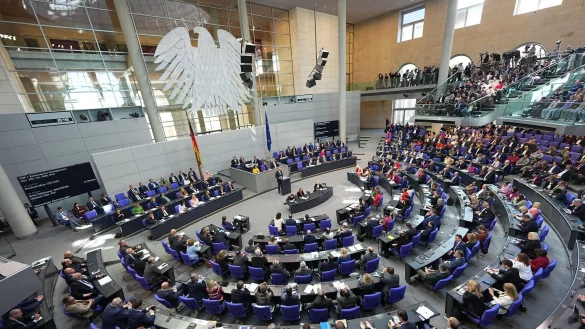 Aus den Fraktionen von Union, SPD und Grünen stimmten drei Abgeordnete mit Nein. - © Michael Kappeler/dpa