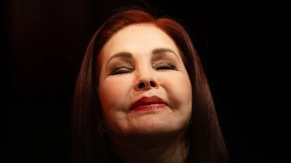 Priscilla Presley bringt mit 80 Jahren neue Memoiren heraus. - © Boris Roessler/dpa