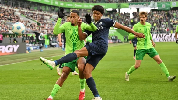 Bochums Bernardo (r) und Wolfsburgs Aster Vranckx im Zweikampf. - © Swen Pförtner/dpa