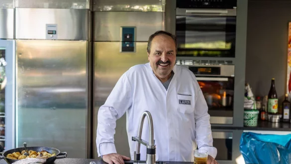 Johann Lafer macht sich gerne Porridge, wenn er mit einem Kater zu kämpfen hat. (Archivbild) - © Helmut Fricke/dpa